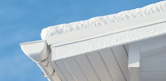 Dachüberstand streichen Kosten » Pro Qm | Update 2025 Wie hoch fallen die Dachüberstand streichen Kosten aus?