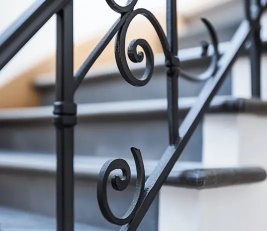 Wie hoch fallen die Treppengeländer streichen Kosten im Schnitt aus?